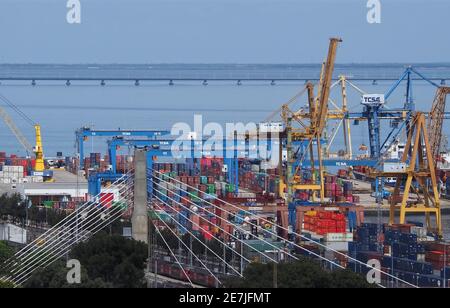 Hafen von Lissabon - Liscont Terminal für die Containerschifffahrt Stockfoto