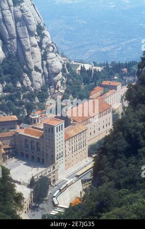 1983 Montserrat Spanien - die Abtei von der Standseilbahn Sant Joan aus gesehen. Montserrat ist ein spektakulär schöner Benediktiner Mönch Bergrefugium. Montserrat ist eine mehrstufige Bergkette in der Nähe von Barcelona, in Katalonien, Spanien. Es ist die der Benediktinerabtei, Santa Maria de Montserrat, und Jungfrau von Montserrat Heiligtum.die Benediktinerabtei kann über die Straße, Aeri de Montserrat Seilbahn oder Montserrat Rack Railway erreicht werden. Santa Maria de Montserrat ist eine Abtei des Ordens von Saint Benedict, Montserrat in Monistrol de Montserrat, Katalonien, Spanien EU Europa Stockfoto