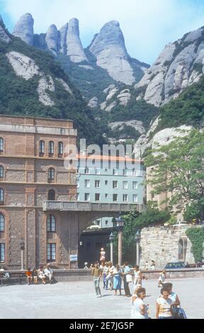 1983 Montserrat Spanien - Montserrat ist ein spektakulär schönes Benediktiner-Mönch-Bergrefugium. Montserrat ist eine mehrstufige Bergkette in der Nähe von Barcelona, in Katalonien, Spanien. Es ist die der Benediktinerabtei, Santa Maria de Montserrat, und Jungfrau von Montserrat Heiligtum.die Benediktinerabtei kann über die Straße, Aeri de Montserrat Seilbahn oder Montserrat Rack Railway erreicht werden. Santa Maria de Montserrat ist eine Abtei des Ordens von Saint Benedict, Montserrat in Monistrol de Montserrat, Katalonien, Spanien Stockfoto