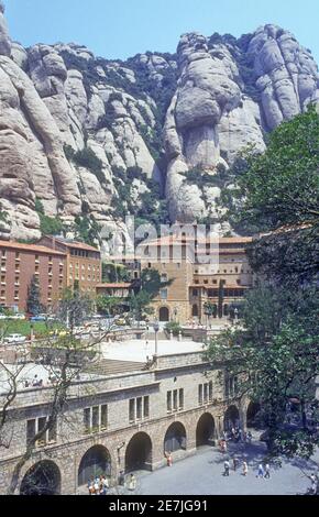 1983 Montserrat Spanien - Montserrat ist ein spektakulär schönes Benediktiner-Mönch-Bergrefugium. Montserrat ist eine mehrstufige Bergkette in der Nähe von Barcelona, in Katalonien, Spanien. Es ist die der Benediktinerabtei, Santa Maria de Montserrat, und Jungfrau von Montserrat Heiligtum.die Benediktinerabtei kann über die Straße, Aeri de Montserrat Seilbahn oder Montserrat Rack Railway erreicht werden. Santa Maria de Montserrat ist eine Abtei des Ordens von Saint Benedict, Montserrat in Monistrol de Montserrat, Katalonien, Spanien Stockfoto