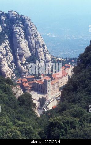 1983 Montserrat Spanien - die Abtei von der Standseilbahn Sant Joan aus gesehen. Montserrat ist ein spektakulär schöner Benediktiner Mönch Bergrefugium. Montserrat ist eine mehrstufige Bergkette in der Nähe von Barcelona, in Katalonien, Spanien. Es ist die der Benediktinerabtei, Santa Maria de Montserrat, und Jungfrau von Montserrat Heiligtum.die Benediktinerabtei kann über die Straße, Aeri de Montserrat Seilbahn oder Montserrat Rack Railway erreicht werden. Santa Maria de Montserrat ist eine Abtei des Ordens von Saint Benedict, Montserrat in Monistrol de Montserrat, Katalonien, Spanien EU Europa Stockfoto