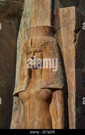 Eine Quarzitstatue der Königin Tije oder Teje in der Nähe der Memnon-Kolosse in Khom el Hetan, Luxor, Ägypten Stockfoto