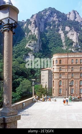 1983 Montserrat Spanien - Montserrat ist ein spektakulär schönes Benediktiner-Mönch-Bergrefugium. Montserrat ist eine mehrstufige Bergkette in der Nähe von Barcelona, in Katalonien, Spanien. Es ist die der Benediktinerabtei, Santa Maria de Montserrat, und Jungfrau von Montserrat Heiligtum.die Benediktinerabtei kann über die Straße, Aeri de Montserrat Seilbahn oder Montserrat Rack Railway erreicht werden. Santa Maria de Montserrat ist eine Abtei des Ordens von Saint Benedict, Montserrat in Monistrol de Montserrat, Katalonien, Spanien, EU, Europa Stockfoto