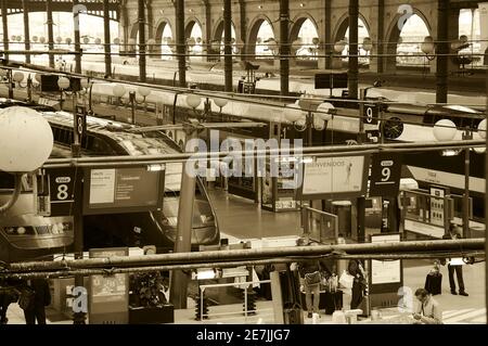 Paris, Frankreich. Bahnhof Paris Nord (Gare du Nord). North Station ist ein Tor zu Belgien, Deutschland, den Niederlanden und Großbritannien. Sepia historisches Foto Stockfoto