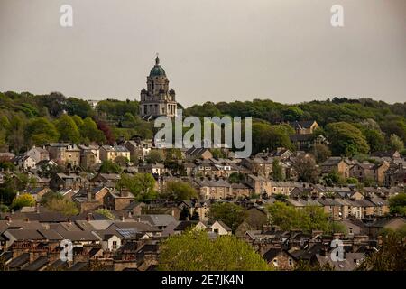 Ashton Memorial im Williamsons Park sticht über Reihenhäuser hervor In der Altstadt von Lancaster Stockfoto