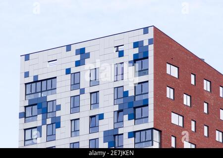 Nijmegen, Niederlande - 14. Januar 2021: Nahaufnahme eines modernen Apartmentkomplexes im Zentrum der Stadt Nijmegen Stockfoto