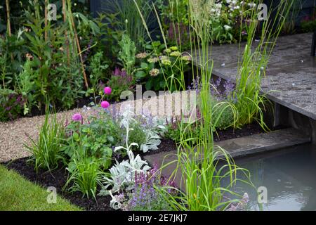 Teich und Pflaster im Agriframes Garden - RHS Chatsworth Blumenschau 2017 Stockfoto