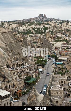 Panorama von einem Hügel über Goreme mit Schloss Uchisar im Hintergrund in Kappadokien, Anatolien, Türkei Stockfoto