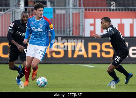 Kiel, Deutschland. Januar 2021. Fußball: 2. Bundesliga, Holstein Kiel - Eintracht Braunschweig, Matchday 19. Braunschweigs Oumar Diakhite (l-r), Kieler Janni Luca Serra und Braunschweigs Yassin Ben Balla kämpfen um den Ball. Quelle: Axel Heimken/dpa - WICHTIGER HINWEIS: Gemäß den Bestimmungen der DFL Deutsche Fußball Liga und/oder des DFB Deutscher Fußball-Bund ist es untersagt, im Stadion und/oder des Spiels aufgenommene Fotos in Form von Sequenzbildern und/oder videoähnlichen Fotoserien zu verwenden oder zu verwenden./dpa/Alamy Live News Stockfoto