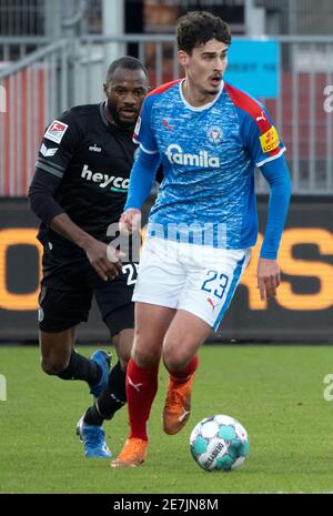 Kiel, Deutschland. Januar 2021. Fußball: 2. Bundesliga, Holstein Kiel - Eintracht Braunschweig, Matchday 19. Braunschweigs Oumar Diakhite (l) und Kieler Janni Luca Serra kämpfen um den Ball. Quelle: Axel Heimken/dpa - WICHTIGER HINWEIS: Gemäß den Bestimmungen der DFL Deutsche Fußball Liga und/oder des DFB Deutscher Fußball-Bund ist es untersagt, im Stadion und/oder des Spiels aufgenommene Fotos in Form von Sequenzbildern und/oder videoähnlichen Fotoserien zu verwenden oder zu verwenden./dpa/Alamy Live News Stockfoto