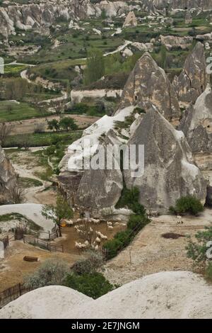 Detail aus der Landschaft mit herrlichen Steinstrukturen und Höhlen bei Goreme in Kappadokien, Anatolien, Türkei Stockfoto