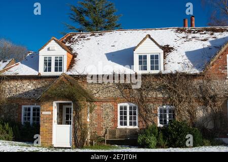 Traditionelle Backstein- und Feuerstein-Hütte in einem Dorf in Chilterns, Oxfordshire, England, Großbritannien Stockfoto