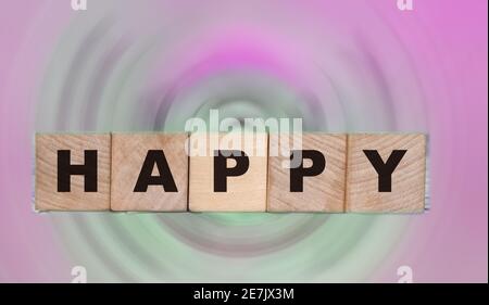 Happy Word Holzwürfel auf einem Ozean Hintergrund. Lifestyle-Konzept. Stockfoto