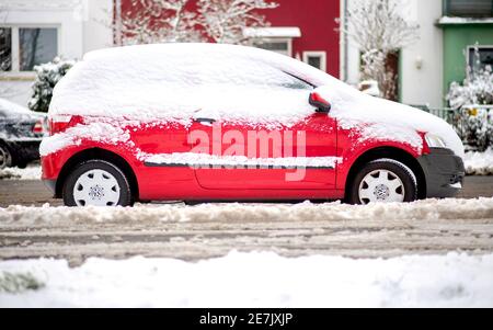 Bremen, Deutschland. Januar 2021. Ein schneebedeckter VW Polo steht auf einer Straße im Stadtteil Hastedt. Quelle: Hauke-Christian Dittrich/dpa/Alamy Live News Stockfoto