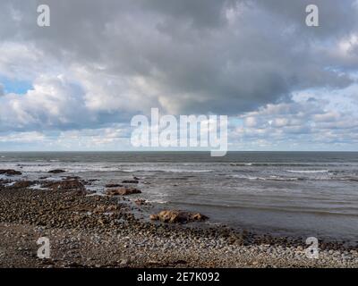 Winterlicher Kiesstrand, UK, allgemein, mit stürmischem grauen Himmel. Stockfoto