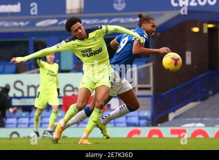 Jamal Lewis von Newcastle United (links) und Dominic Calvert-Lewin von Everton kämpfen während des Premier League-Spiels im Goodison Park, Liverpool, um den Ball. Bilddatum: Samstag, 30. Januar 2021. Stockfoto