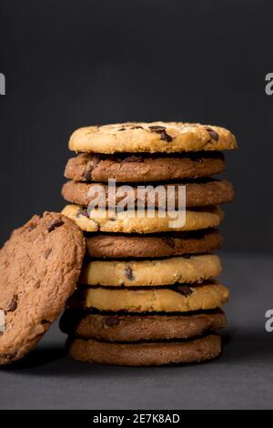 Vertikale Schuss von köstlichen Schokolade Chip Cookies (galletas) Stockfoto