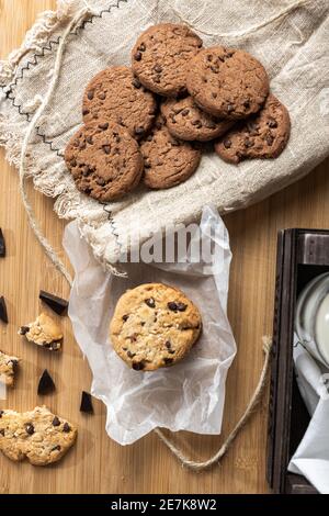 Vertikale Schuss von köstlichen Schokolade Chip Cookies (galletas) Stockfoto