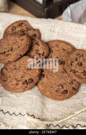 Vertikale Schuss von köstlichen Schokolade Chip Cookies (galletas) Stockfoto
