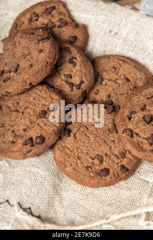 Vertikale Schuss von köstlichen Schokolade Chip Cookies (galletas) Stockfoto