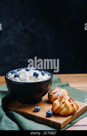 Hüttenkäse In Der Schüssel. Hausgemachter Quark serviert mit Johannisbeeren oder Heidelbeere. Gesundes Frühstückskonzept. Stockfoto