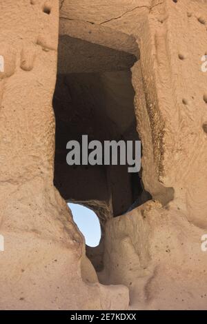 Detail aus geschnitzten Steinhöhlen in herrlichen Steinstrukturen bei Goreme, Kappadokien, Anatolien, Türkei Stockfoto