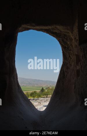 Detail aus geschnitzten Steinhöhlen in herrlichen Steinstrukturen bei Goreme, Kappadokien, Anatolien, Türkei Stockfoto