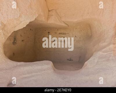 Detail aus geschnitzten Steinhöhlen in herrlichen Steinstrukturen bei Goreme, Kappadokien, Anatolien, Türkei Stockfoto