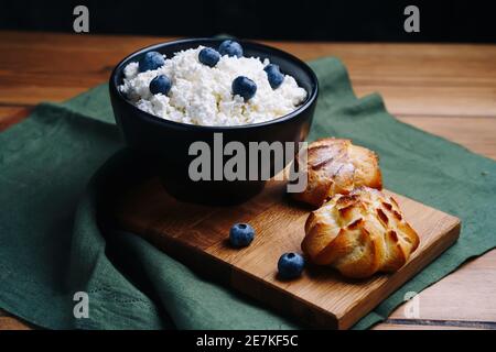 Hüttenkäse In Der Schüssel. Hausgemachter Quark serviert mit Johannisbeeren oder Heidelbeere. Gesundes Frühstückskonzept. Stockfoto