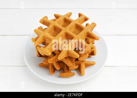 Stapel hausgemachter weicher belgischer Waffeln auf weißem Holztisch. Geringer Fokus. Stockfoto