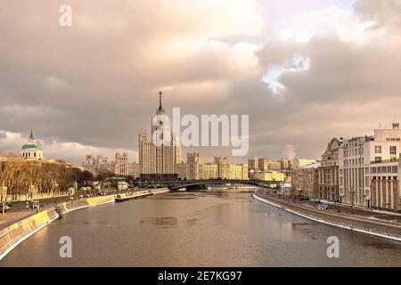 Blick auf die Stadt der Moskva im Winter.Haus auf Kotelnicheskaya Damm.Tourismus in Russland. Stockfoto