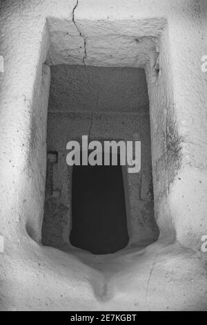 Detail aus geschnitzten Steinhöhlen in herrlichen Steinstrukturen bei Goreme, Kappadokien, Anatolien, Türkei Stockfoto