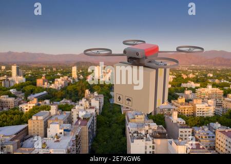 Vorderansicht einer Drohne, die mit einem Karton über eine Stadt fliegt. Drohnenlieferkonzept. 3D Abbildung. Stockfoto