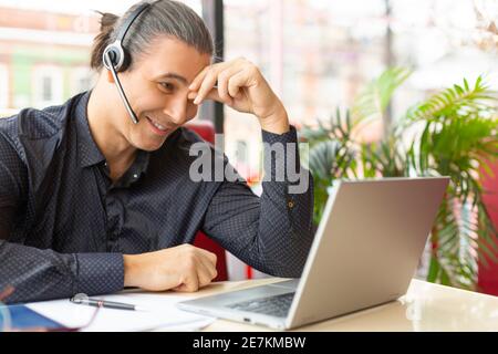 Lächelnder Mann mittleren Alters während eines Online-Videoanrufs. Web-Meeting mit Freunden. Stockfoto