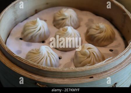 Nahaufnahme von Xiao Long Bao gedämpfte Suppenknödel Ein Bambus-Dampfgarerkorb Stockfoto