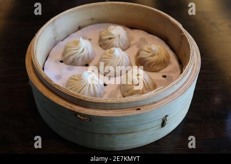 Nahaufnahme von Xiao Long Bao gedämpfte Suppenknödel Ein Bambus-Dampfgarerkorb Stockfoto