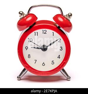 Roter Vintage-Wecker auf weißem Hintergrund mit Ausschnitt isoliert Pfad Stockfoto