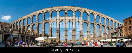 Ein Panoramabild des Acueducto de Segovia (Segovia Aqueduct) von unten. Stockfoto