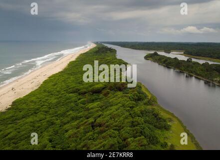 Küste und Lagune entlang Atlantischer Ozean, Loango Nationalpark, Gabun, Zentralafrika. Stockfoto