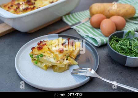 Spanische Tortilla, spanische Omelette Tortilla de patata auf einem Tisch Stockfoto