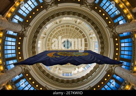 Low-Winkel-Aufnahme der Decken und Säulen im Inneren der Idaho State Capito Stockfoto