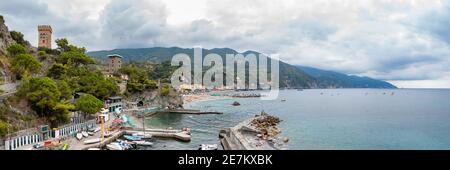 Ein Panoramabild der Stadt Monterosso al Mare an einem bewölkten Tag. Stockfoto