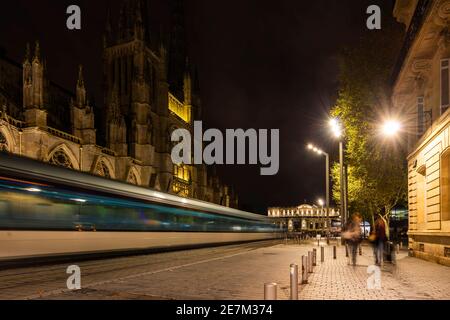 Straßenbahn vorbei Bordeaux Kathedrale bei Nacht in New Aquitaine, Frankreich Stockfoto