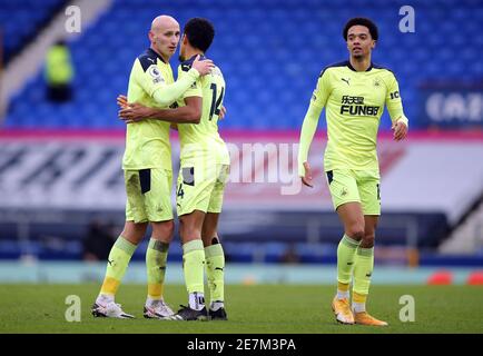 Isaac Hayden von Newcastle United mit Jonjo Shelvey (links) und Jamal Lewis (rechts) während des Premier League-Spiels im Goodison Park, Liverpool. Bilddatum: Samstag, 30. Januar 2021. Stockfoto