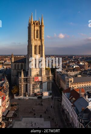 Ein Bild der St.-Bavo-Kathedrale vom Genter Belfried aus gesehen. Stockfoto