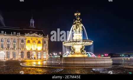 Straßenbahn vorbei Bordeaux Kathedrale bei Nacht in New Aquitaine, Frankreich Stockfoto