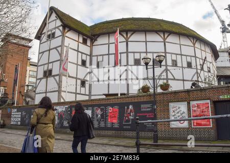 Menschen, die am Shakespeare's Globe Theatre, London, Großbritannien, vorbeigehen Stockfoto