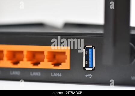 USB 3,0-Anschluss für eine Flash-Karte oder einen Datenträger Ein moderner wlan-Router Stockfoto