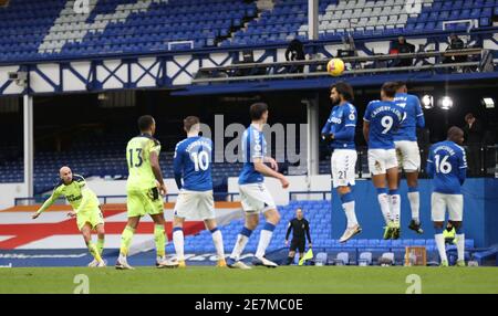 Jonjo Shelvey von Newcastle United nimmt während des Premier League-Spiels im Goodison Park, Liverpool, einen Freistoß. Bilddatum: Samstag, 30. Januar 2021. Stockfoto