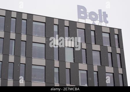 Bolt-Logo auf Bolt neuem Hauptsitz Gebäude. Bolt ist Transportnetz, Roller-Sharing-System und Lebensmittel-Delivery-Unternehmen operatin in 40 Ländern. Stockfoto